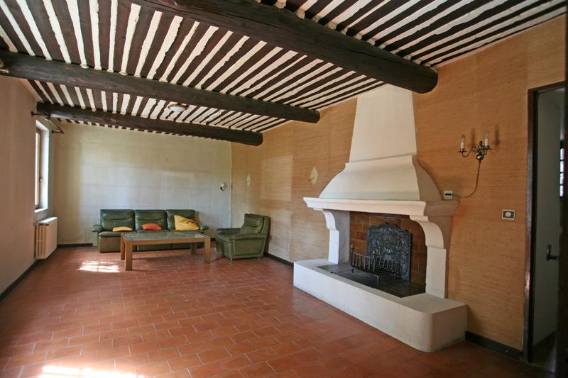 Luberon, on a 15.800 m² flat piece of land, old silkworm nursery converted and renovated